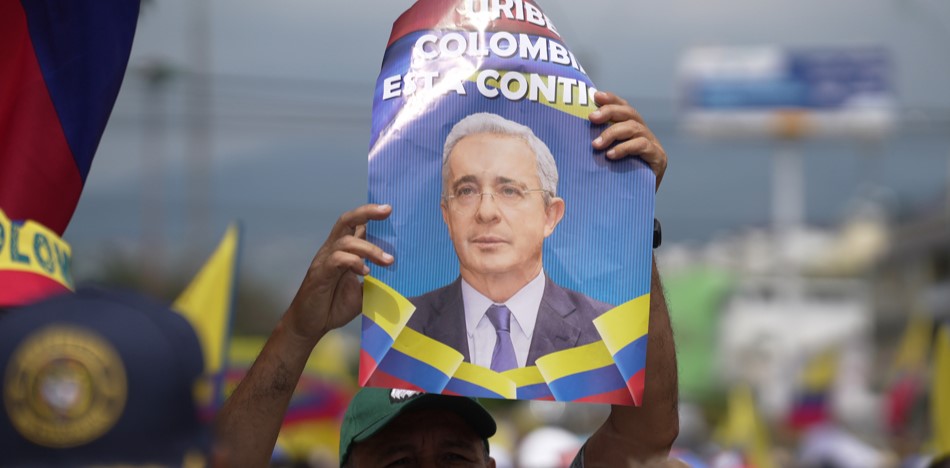 Alvaro-Uribe-condena