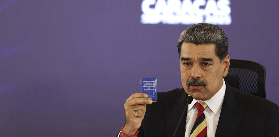 Nicolas-Maduro-rodeado-por-buques-y-submarino-EFE