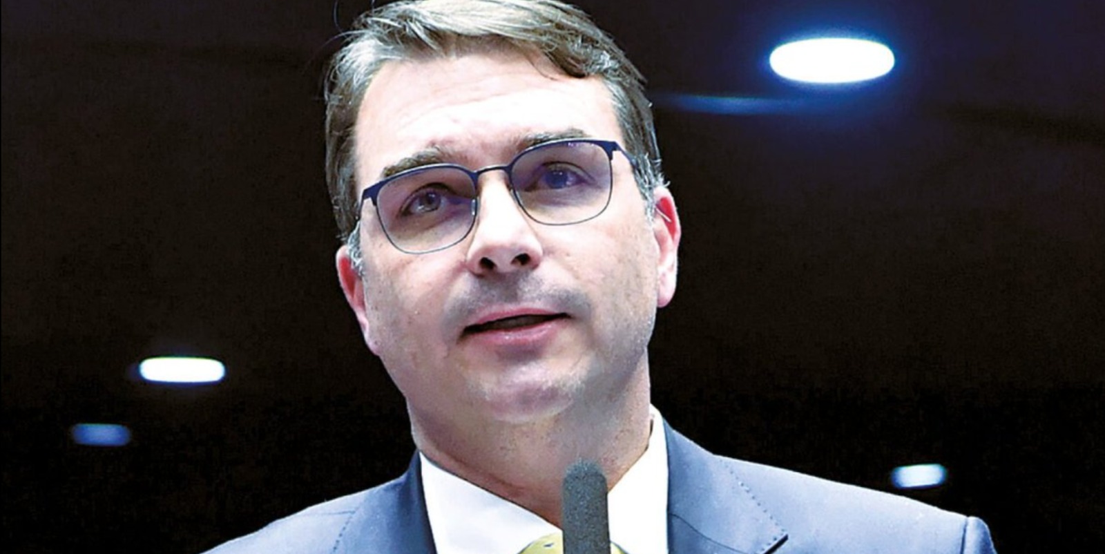 O poder da tirania contra a popularidade de Flávio Bolsonaro