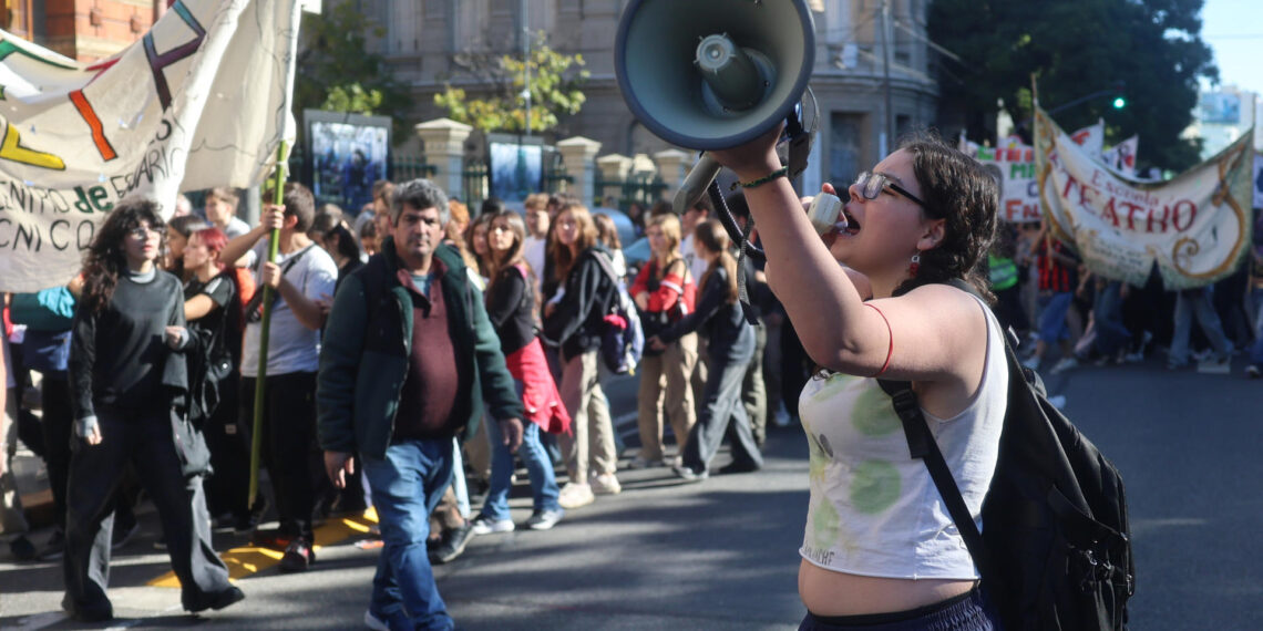 MARCHA-UNIVERSITARIA-EN-ARGENTINA-EFE-1140x570