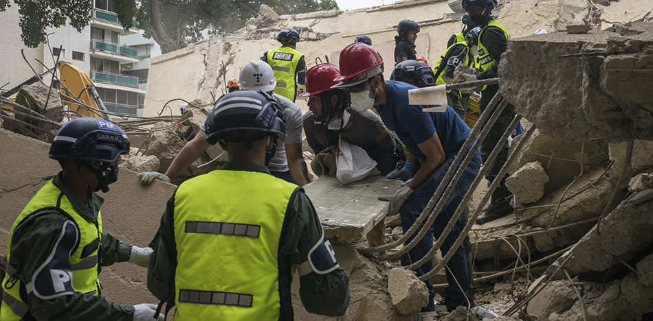 Busqueda-de-sobrevivientes-en-Venezuela-tras-terremotos-EFE