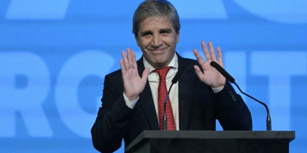 LUIS-TOTO-CAPUTO-MINISTRO-DE-ECONOMIA-DE-ARGENTINA-X-e1781056989892-1024x512