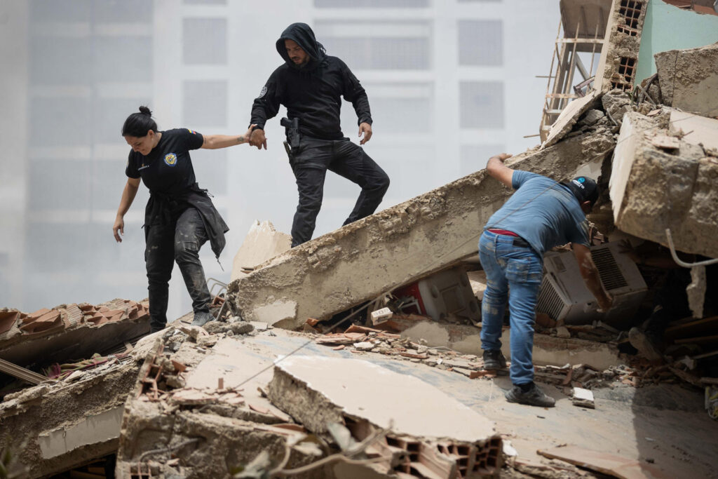 RESCATE-DE-PERSONAS-EN-EDIFICIOS-EN-LA-GUAIRA-EFE-1-1024x683