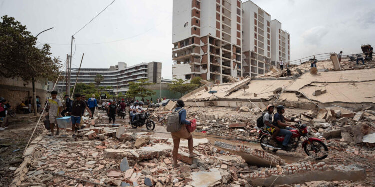RESCATE-DE-PERSONAS-EN-EDIFICIOS-EN-LA-GUAIRA-EFE-2-750x375