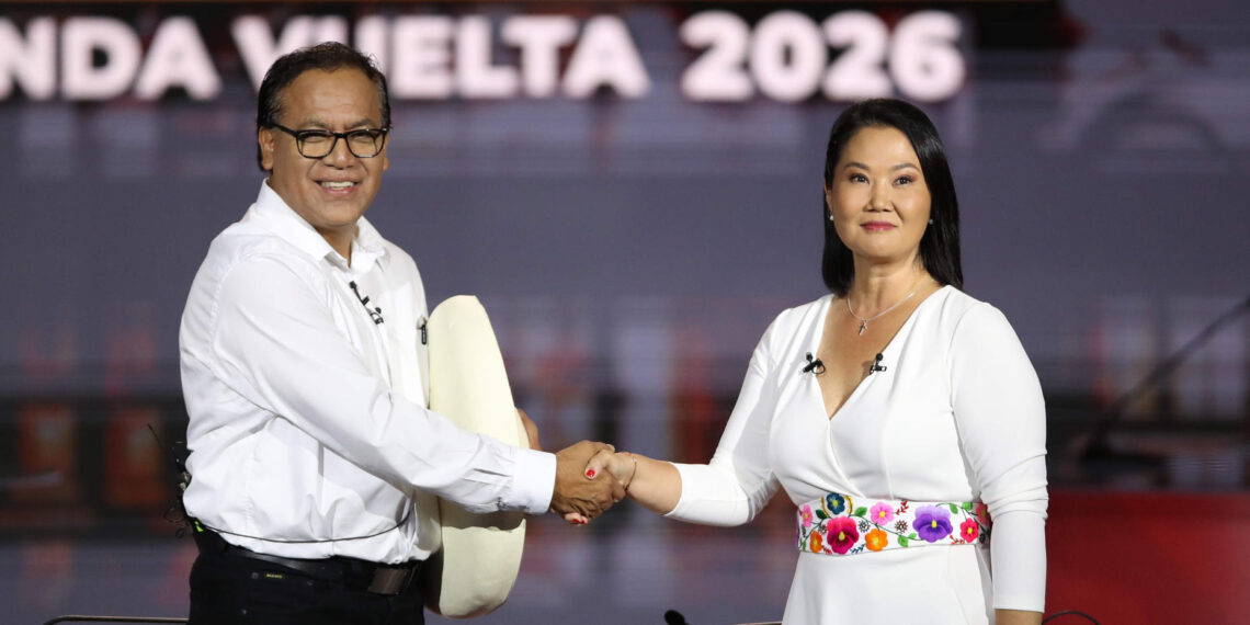 keiko-fujimori-y-roberto-snachez-en-debate-efe-e1780346197997-1140x570