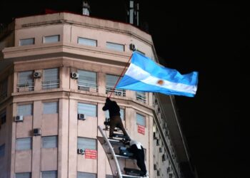 Argentinos salen a las calles a agradecer a su selección pese a la derrota ante España