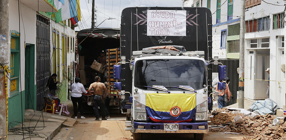 Vehiculos-con-ayuda-humanitaria-en-Colombia-EFE
