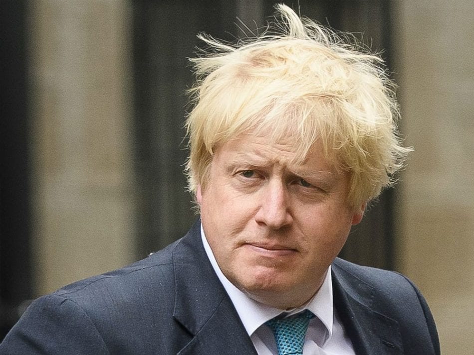 ¿Se terminan los barbijos y la distancia social en Inglaterra? Boris Johnson espera hacer el anuncio la próxima semana. (Archivo)