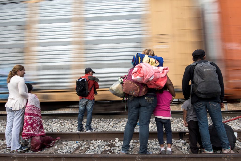 -FOTODELDIA- MEX8457. SALTILLO (MÉXICO), 25/07/2019.- Familias de migrantes centroamericanos intentan subirse al tren la "Bestía", este jueves a las afueras de la ciudad de Saltillo, en el estado de Coahuila (México) a la espera de llegar a la frontera estadounidense. Un juez federal en EE.UU. bloqueó este miércoles temporalmente las restricciones al asilo aprobadas la semana pasada por el presidente, Donald Trump, que buscaban dejar fuera del sistema a la mayoría de solicitantes centroamericanos. La decisión de este juez, con tribunal en San Francisco, reemplaza un fallo judicial anterior también de este miércoles que dejaba en pie la medida de Trump, en una efímera victoria para el mandatario. EFE/ Miguel Sierra