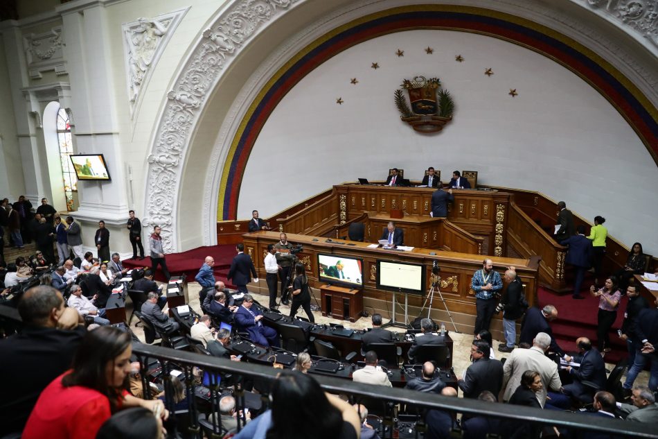 El analista político Víctor Maldonado afirma que: "La Asamblea Nacional está condenada a su disolvencia.