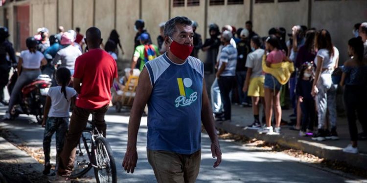 que la gente clama por oxígeno, ese que tanta falta hace en Venezuela, pero que Maduro se da el tupé de regalar a la ciudad de Amazonas en Brasil, según sus propias declaraciones