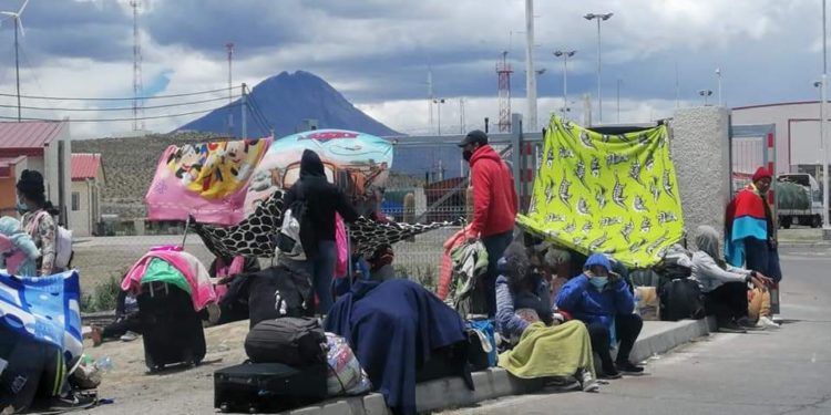 Chile deporta migrantes irregulares por colapso de venezolanos en la frontera