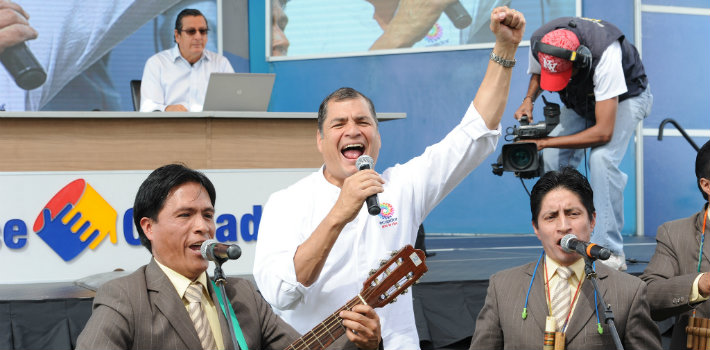 El presidente de Ecuador, Rafael Correa, en su programa de Televisión Enlace Ciudadano