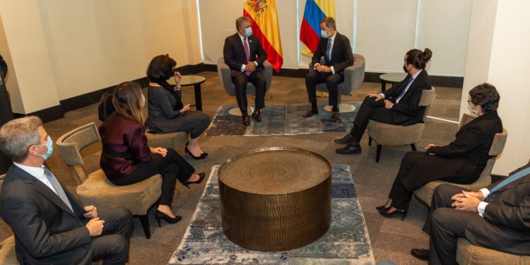 Durante la visita del Presidente de Colombia, Iván Duque, a La Paz , Bolivia, se reunió con el Rey de España, Felipe VI.