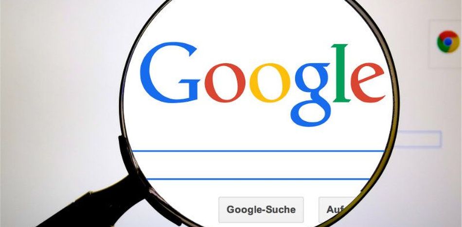 Google alega que responde a la solicitud de sus usuarios. La corporación sostiene que valora la privacidad de las personas y, a menudo, se ha opuesto a las "demandas demasiado amplias de las fuerzas del orden público"