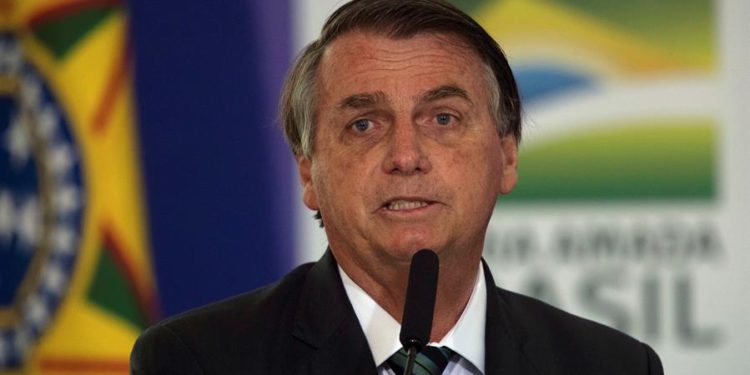 "La semana que viene habrá más decretos sobre armas, porque las armas son un derecho de ustedes", dijo Bolsonaro (EFE)