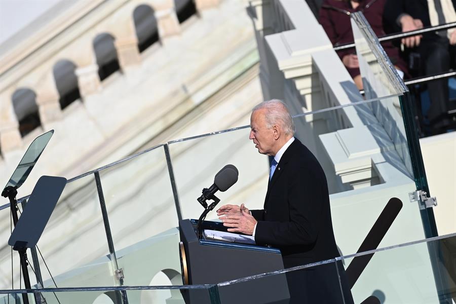 Tras ser juramentado ante los escalones del Capitolio, Biden se dirigió a la ciudadanía con un moderado discurso de investidura (EFE)