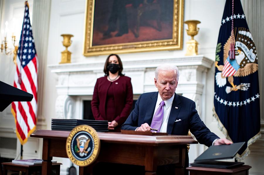 El mismo día que Biden firmó su orden ejecutiva, él y su familia fueron vistos sin máscaras en el Lincoln Memorial (EFE)