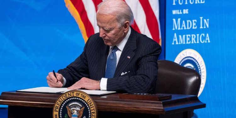  Biden emitió cuatro proclamaciones, una ceremonial, diez memorandos y dos cartas (de adhesión al Acuerdo Climático de París y a la Organización Mundial de la Salud). (EFE)