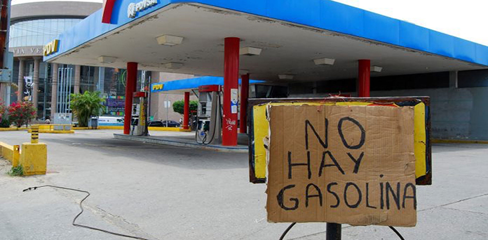 Venezuela vive estancada en una cola por gasolina
