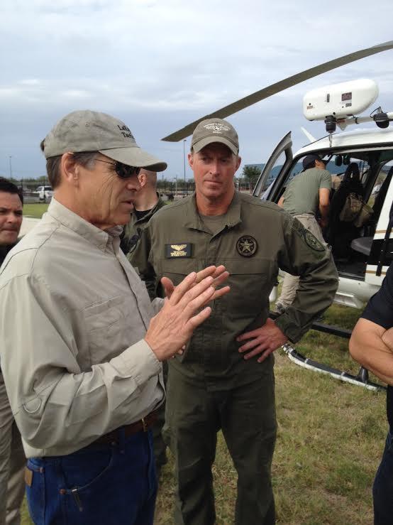 Rick Perry conversa con un soldado en el valle del Río Grande