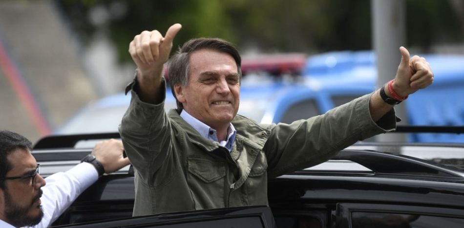 El primer mandatario de Brasil, Jair Bolsonaro, refresca su entorno administrativo antes del inicio de las cuarentenas (Archivo)