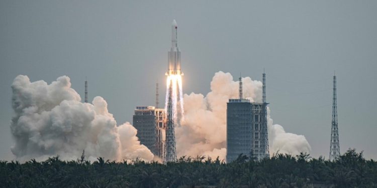 China envió el cohete con uno de los módulos de su futura estación para dominar el espacio por encima de EE.UU. (EFE)