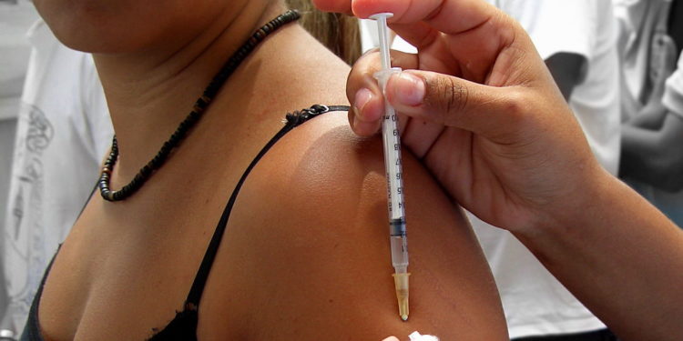 Imposición de vacuna del COVID-19 se propaga en Europa y EEUU
