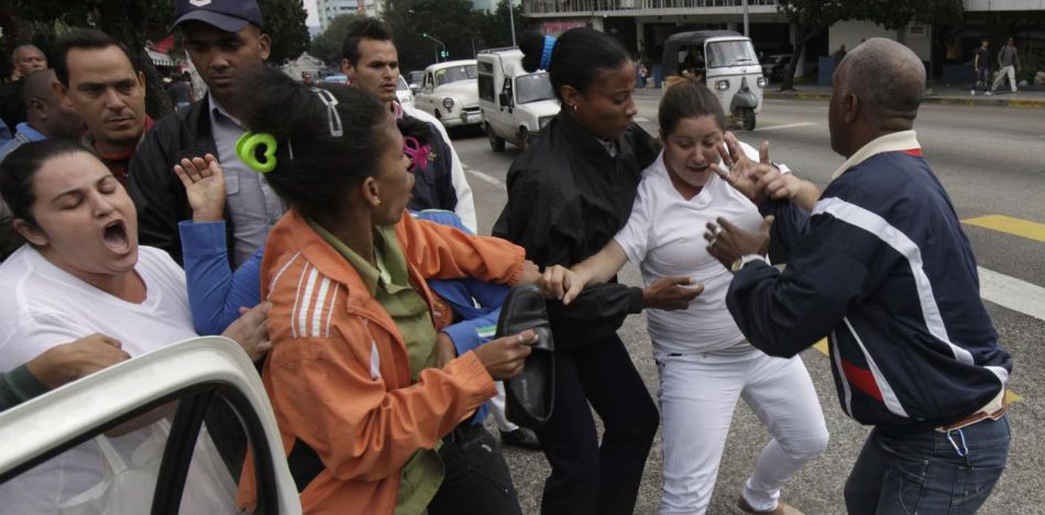 "Pa' la calle" fue la expresión usada por los participantes en esas sesiones celebradas en municipios de Cuba, cuyas conclusiones fueron dadas a conocer en una conferencia de prensa por la Asamblea de la Resistencia Cubana