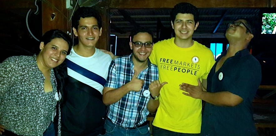 Miembros de EsLibertad Honduras, incluyendo los participantes en la actividad de "Queremos Clases" Rocío Zaldívar (izquierda), Jorge Colindres (de amarillo), and Christian Betancourt (derecha). (EH Facebook)
