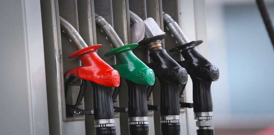 ¿Son realmente los precios de la gasolina los más altos de la historia?