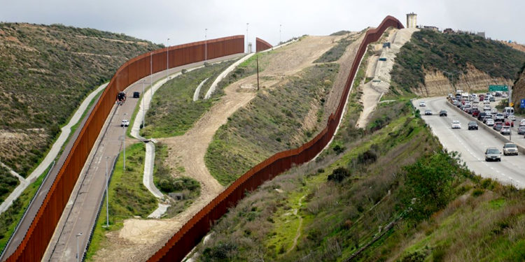  Cerca de 460 millas de muro fronterizo estaban completas cuando Trump dejó el cargo.